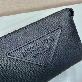 Мужская сумка PRADA, модель 2VF039 Эта сумка-клатч имеет изящный 