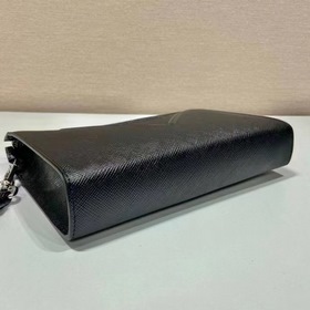 Мужская сумка PRADA, модель 2VF039 Эта сумка-клатч имеет изящный 