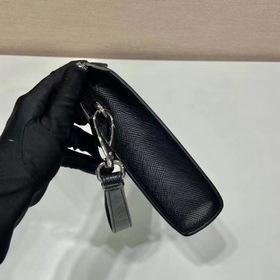 Мужская сумка PRADA, модель 2VF039 Эта сумка-клатч имеет изящный 