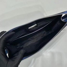 Мужская сумка PRADA, модель 2VF039 Эта сумка-клатч имеет изящный 