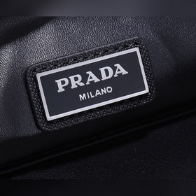 Новая весенняя и летняя коллекция мужских сумок Prada, модель 2NG