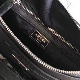 PRADA одноплечевая сумка-почтальон, модель 2VH062 Эта сумка через