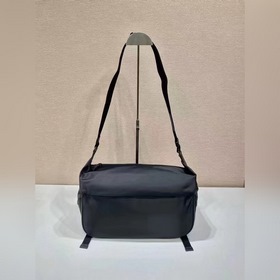 Классическая сумка-почтальон PRADA, модель 2VH991A Эта сумка-месс