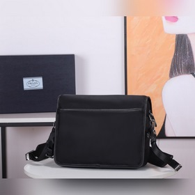 PRADA Модель 2VD009 Сумка через плечо с двумя застежками треуголь
