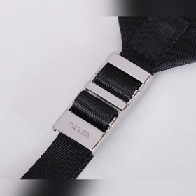 PRADA Модель 2VD009 Сумка через плечо с двумя застежками треуголь