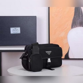 Мужская сумка через плечо PRADA, модель 2VH074 Изготовлена из имп