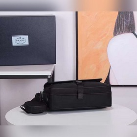 Мужская сумка через плечо PRADA, модель 2VH074 Изготовлена из имп