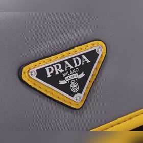 Мужская сумка через плечо PRADA, модель 2VH074 Изготовлена из имп