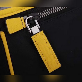 Мужская сумка через плечо PRADA, модель 2VH074 Изготовлена из имп