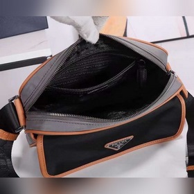 Мужская сумка через плечо PRADA, модель 2VH074 Изготовлена из имп