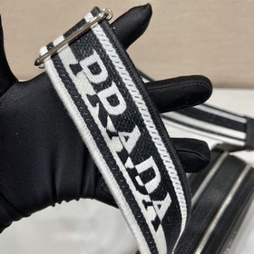 Сумка через плечо PRADA с двумя ремнями, модель 1BD082 Эта сумка