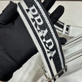 PRADA Двухполосная сумка через плечо, модель 1BD082 Эта сумка с д