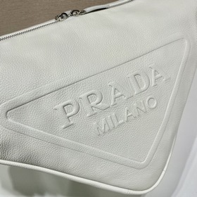 PRADA Кожаная сумка большого размера в форме треугольника, модель