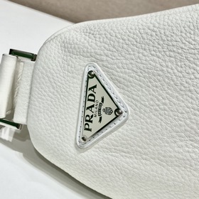 PRADA Кожаная сумка большого размера в форме треугольника, модель