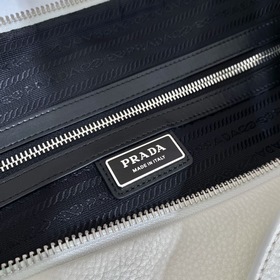 PRADA Кожаная сумка большого размера в форме треугольника, модель