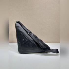 PRADA Кожаная сумка большого размера в форме треугольника, модел
