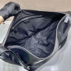 PRADA Кожаная сумка большого размера в форме треугольника, модел