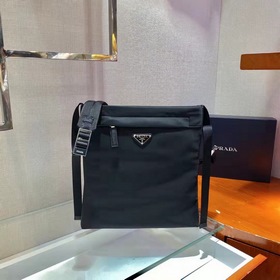 Мужская сумка через плечо PRADA, модель 2VH055 Изготовлена из им