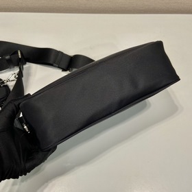 Новая сумка через плечо PRADA 1BC167 Эта прямоугольная сумка чере