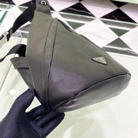 Мужская сумка-нагрудник PRADA, модель 2VZ092 Полностью из кожи Ст