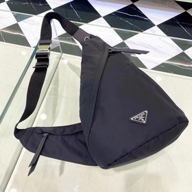 Мужская сумка на грудь PRADA, модель 2VZ092 Стильный и лаконичный