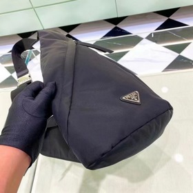 Мужская сумка на грудь PRADA, модель 2VZ092 Стильный и лаконичный