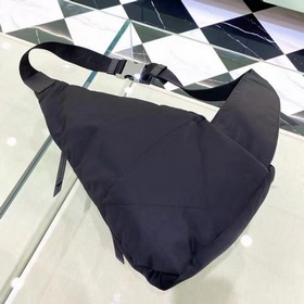 Мужская сумка на грудь PRADA, модель 2VZ092 Стильный и лаконичный