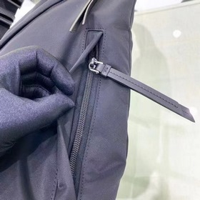 Мужская сумка на грудь PRADA, модель 2VZ092 Стильный и лаконичный