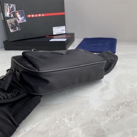 PRADA Квадратный поясной мешок, артикул： 2VL977 Эта сумка изгото