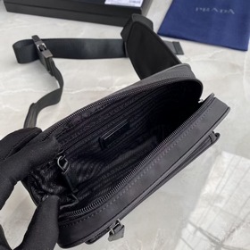 PRADA Квадратный поясной мешок, артикул： 2VL977 Эта сумка изгото