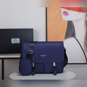 Сумка-почтальон PRADA, модель 2VD768B Эта сумка из нейлона с кла