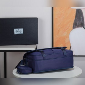Сумка-почтальон PRADA, модель 2VD768B Эта сумка из нейлона с кла