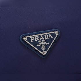 Сумка-почтальон PRADA, модель 2VD768B Эта сумка из нейлона с кла