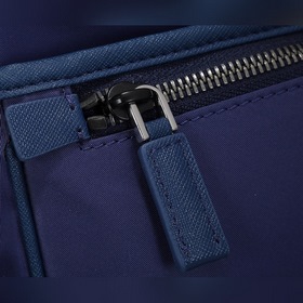 Сумка-почтальон PRADA, модель 2VD768B Эта сумка из нейлона с кла
