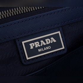 Сумка-почтальон PRADA, модель 2VD768B Эта сумка из нейлона с кла
