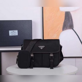 Сумка-почтальон PRADA, модель 2VD769B Эта сумка из нейлона с отки
