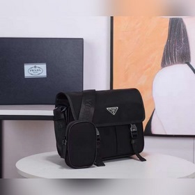 Сумка-почтальон PRADA, модель 2VD769B Эта сумка из нейлона с отки