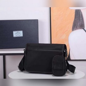 Сумка-почтальон PRADA, модель 2VD769B Эта сумка из нейлона с отки