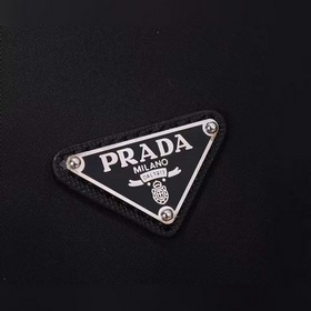Сумка-почтальон PRADA, модель 2VD769B Эта сумка из нейлона с отки
