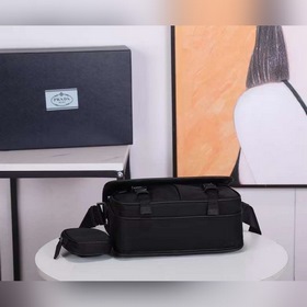 Сумка-почтальон PRADA, модель 2VD769B Эта сумка из нейлона с отки