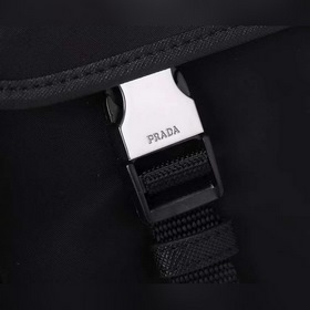 Сумка-почтальон PRADA, модель 2VD769B Эта сумка из нейлона с отки
