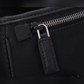 Сумка-почтальон PRADA, модель 2VD769B Эта сумка из нейлона с отки