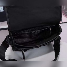 Сумка-почтальон PRADA, модель 2VD769B Эта сумка из нейлона с отки