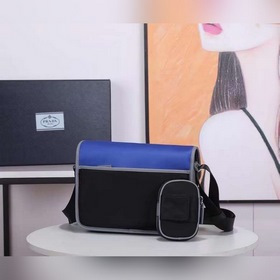 Сумка-почтальон PRADA, модель 2VD769B Эта сумка из нейлона с отки