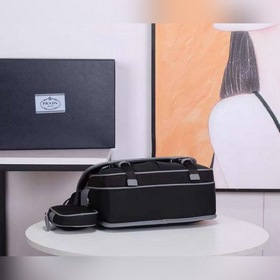 Сумка-почтальон PRADA, модель 2VD769B Эта сумка из нейлона с отки