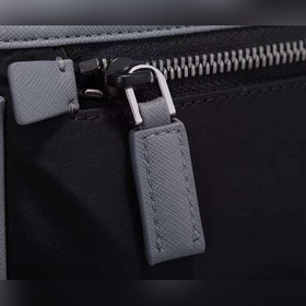 Сумка-почтальон PRADA, модель 2VD769B Эта сумка из нейлона с отки