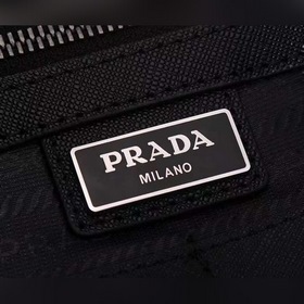 Сумка-почтальон PRADA, модель 2VD769B Эта сумка из нейлона с отки