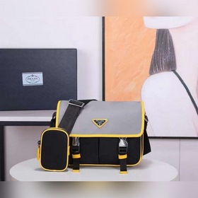 Сумка-почтальон PRADA, модель 2VD769B Эта сумка из нейлона с отк