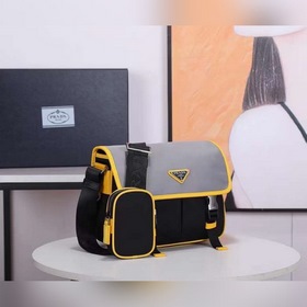 Сумка-почтальон PRADA, модель 2VD769B Эта сумка из нейлона с отк