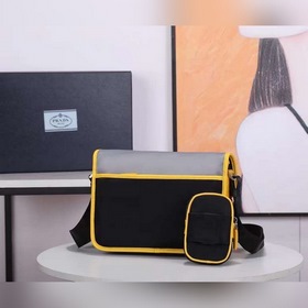 Сумка-почтальон PRADA, модель 2VD769B Эта сумка из нейлона с отк